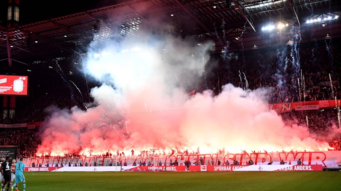Fans des 1. FC Köln brannten vor dem Bundesliga-Spiel gegen Bayer Leverkusen am 9. November 2022 massig Pyrotechnik ab und schossen Raketen in den Himmel.