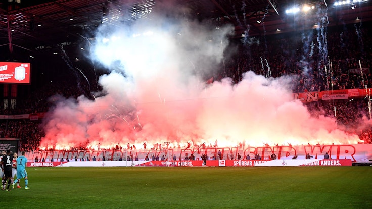 Fans des 1. FC Köln brennen vor dem Bundesliga-Spiel gegen Bayer Leverkusen am Mittwochabend (9. November 2022) massig Pyrotechnik ab und schießen Raketen in den Himmel.