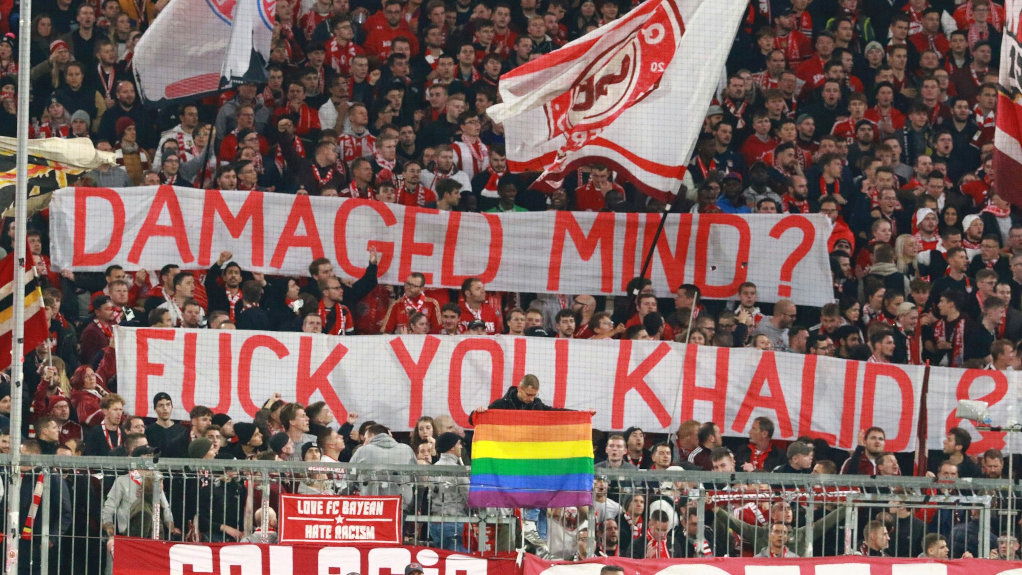 Fans des FC Bayern München halten im Bundesligaspiel gegen den SV Werder Bremen ein Spruchband mit der Aufschrift „Damaged mind? Fuck you Khalid“ hoch.