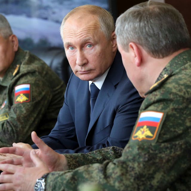 Kremlchef Wladimir Putin (M) und Kriegsminister Sergei Schoigu (l.) bei einem Besuch auf einem Truppenübungsplatz. (Archivbild)