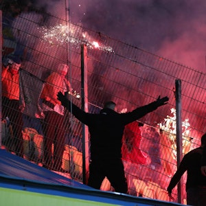 Rostock Fans zündeten Schals an.