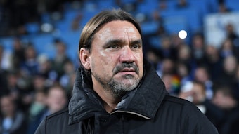 Daniel Farke, Trainer von Borussia Mönchengladbach, war mit der Leistung seines Teams beim Auswärtsspiel in Bochum am Dienstag (8. November 2022) besonders in der Anfangsphase überhaupt nicht einverstanden. Das Foto zeigt den 46-Jährigen an der Seitenlinie stehend.