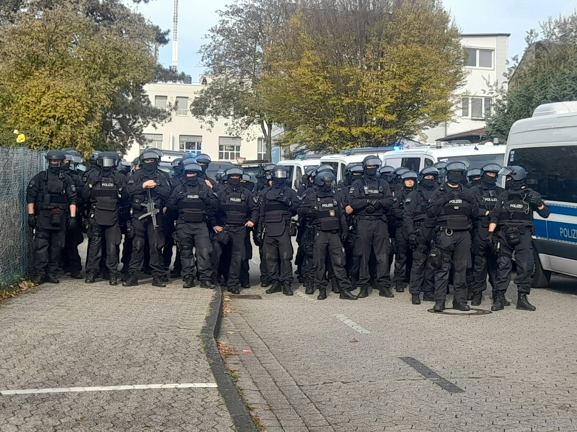 Einsatzkräfte postieren sich vor einer Schule in Siegburg bei Bonn.