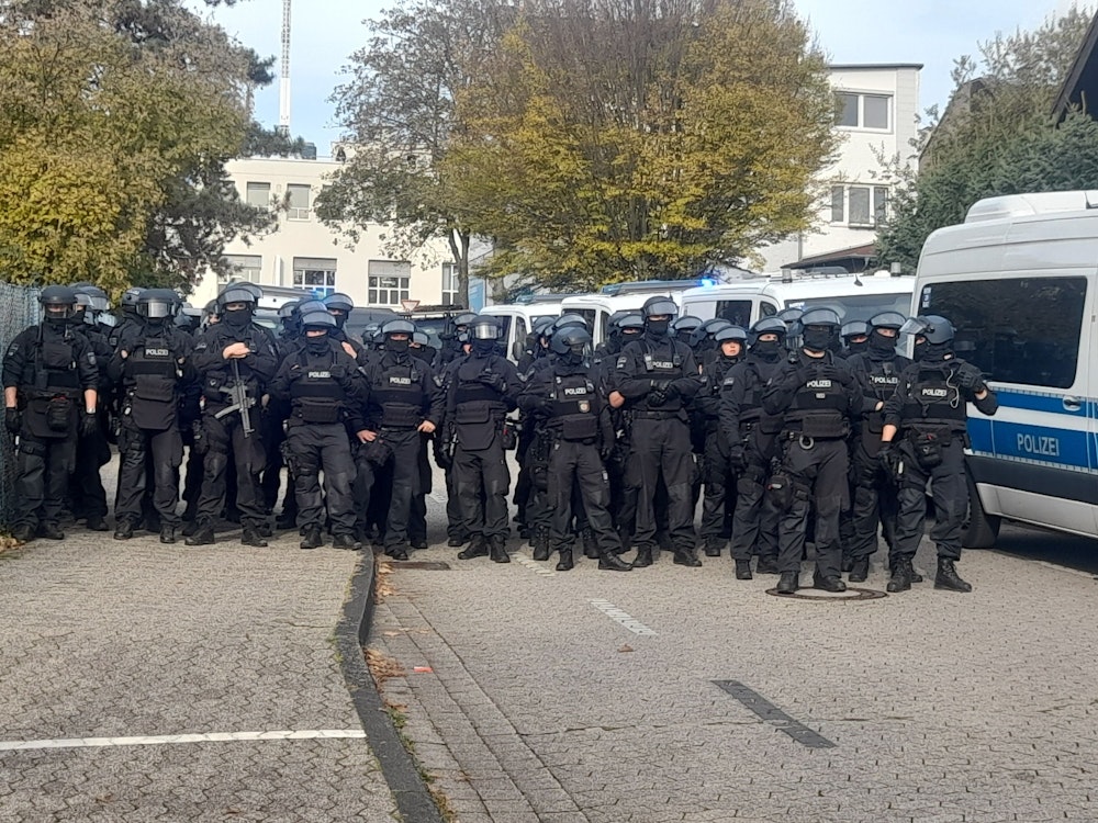 Mittwoch, 9. November: Nachdem eine Person mit Schusswaffe gesichtet wurde, kam es zu einem Großeinsatz der Polizei an einer Schule in Siegburg bei Bonn.