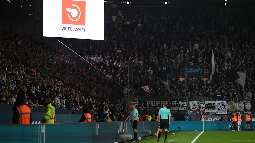 Schiedsrichter Daniel Schlager und der VAR sorgten am Dienstag (9. November 2022) beim Spiel zwischen dem VfL Bochum und Borussia Mönchengladbach mit ihrer Entscheidung zum aberkannten Tor in der 82. Minute für Diskussionen.