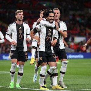 İlkay Gündoğan und einige seiner Kollegen beim UEFA Nations League Spiel gegen England. Sie feiern ein Tor und springen aneinander hoch.