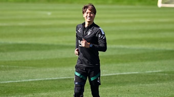 Ko Itakura von Borussia Mönchengladbach läuft am 7. Oktober 2022 mit guter Laune über den Trainingsplatz im Borussia-Park.