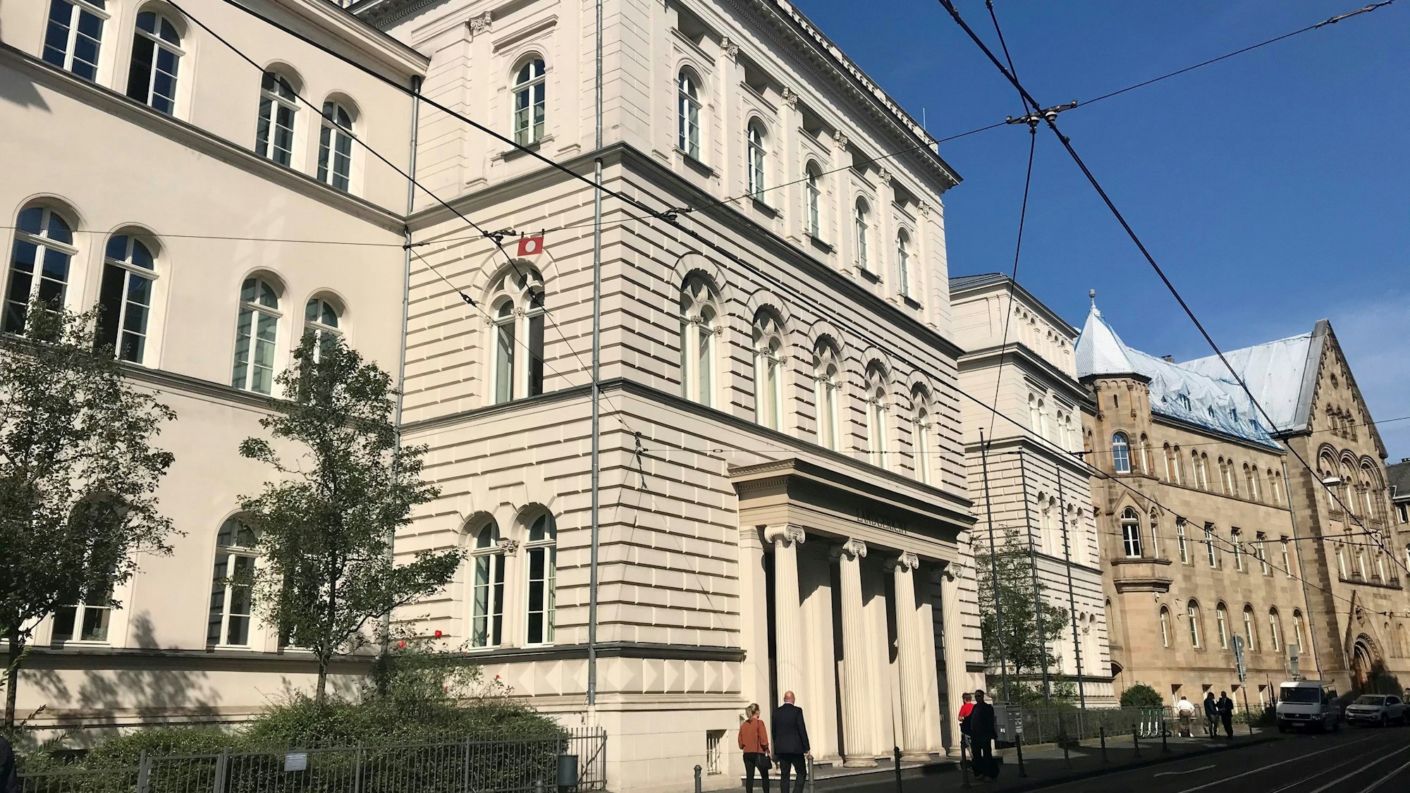 Das Bild zeigt die Fassade des Landgerichts in Bonn.