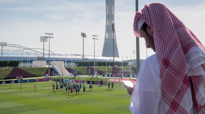 Die Spieler des Fußball-Bundesligisten FC Bayern München laufen sich im Januar 2019 während einer Übungseinheit in Doha (Katar) warm.