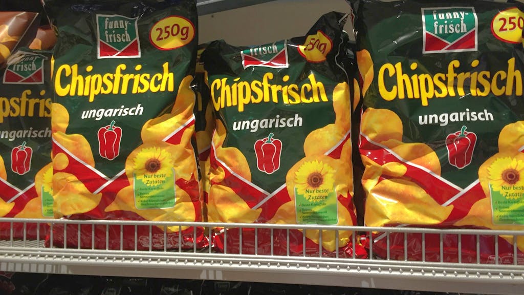 Chips der Firma funny-frisch stehen in einem Supermarkt-Regal.