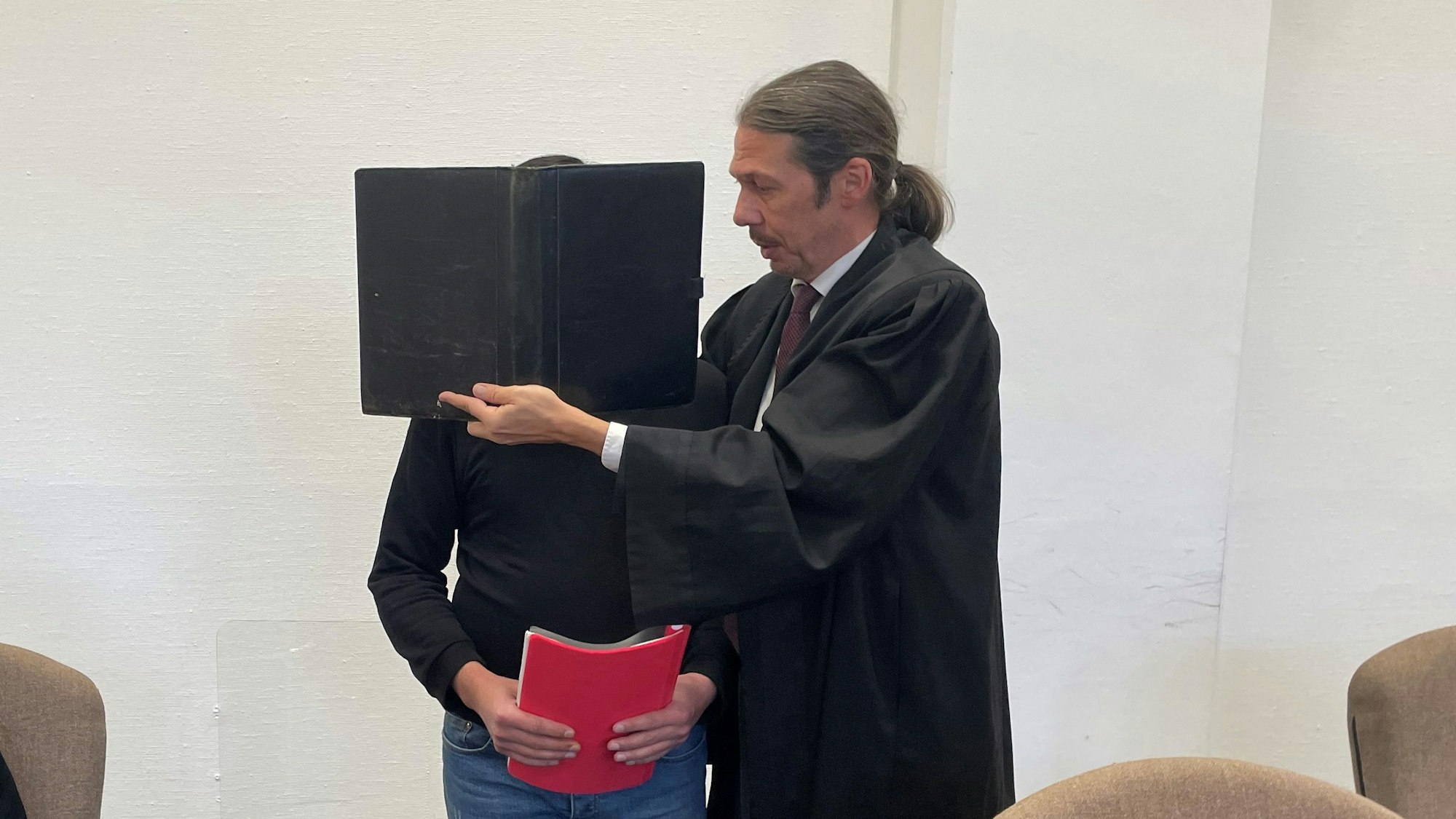 Der Angeklagte mit seinem Verteidiger Ingo Lindemann beim Prozessauftakt im Landgericht Köln.