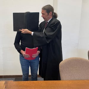Der Angeklagte mit Verteidiger Ingo Lindemann beim Prozessauftakt im Kölner Landgericht.