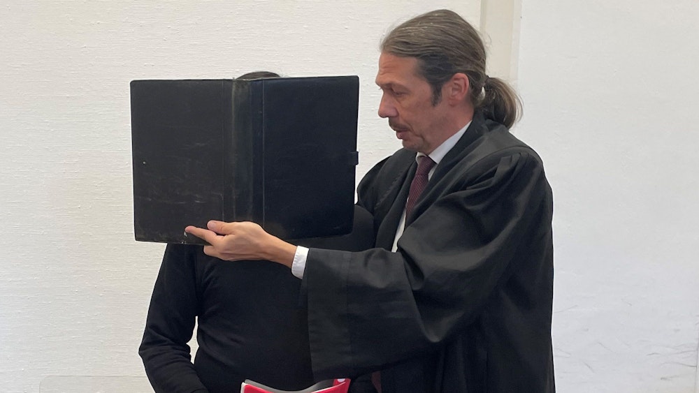 Der Angeklagte mit Verteidiger Ingo Lindemann beim Prozessauftakt im Kölner Landgericht.
