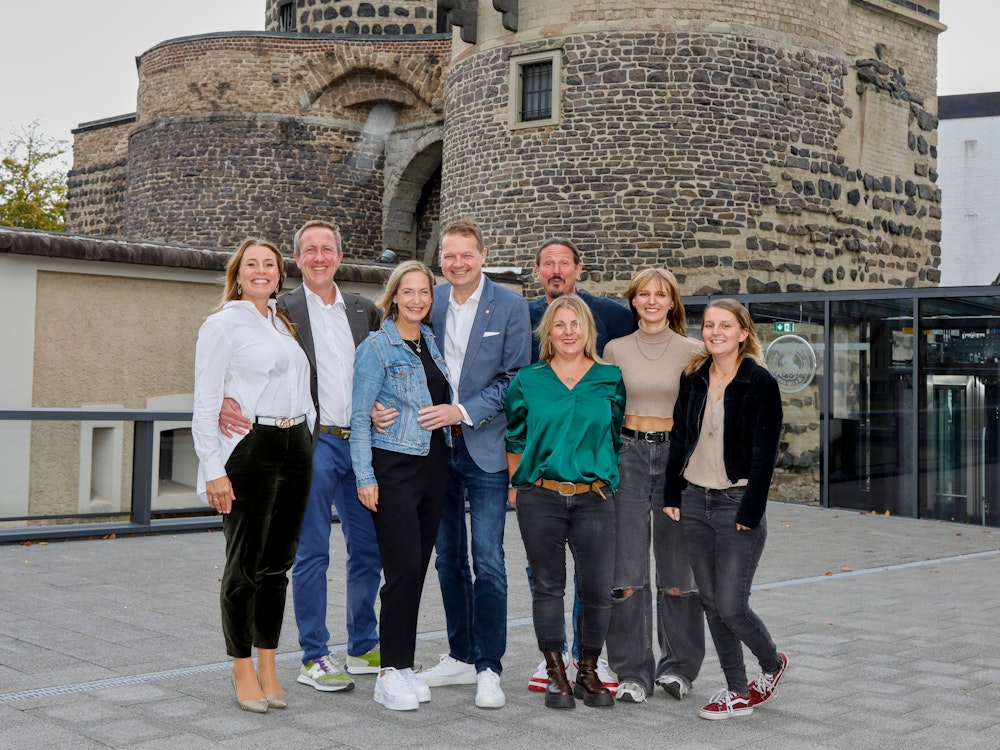 Die Mitglieder des Kölner Dreigestirns 2022/23 mit ihren Frauen und Familien.