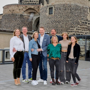 Die Mitglieder des Kölner Dreigestirns 2022/23 mit ihren Frauen und Familien.
