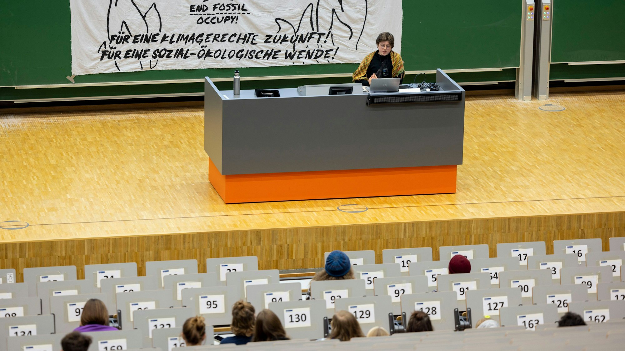 08.11.2022, Nordrhein-Westfalen, Duisburg: Im großen Hörsaal, dem Audimax, veranstalten die Aktivisten alternative Vorlesungen, einige Studierende hören zu.