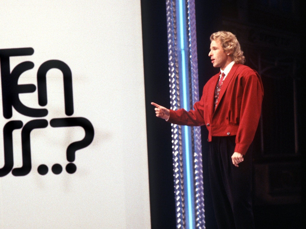 Mit einer stilechten Bomberjacke und passender Krawatte begeisterte Gottschalk seine Anhängerinnen und Anhänger am 26. September 1987, als er erstmalig als Nachfolger von Frank Elstner die beliebte ZDF-Show moderierte.