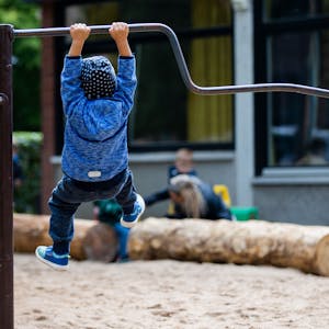 Ein Kind spielt auf dem Spielplatz einer Kindertagesstätte.