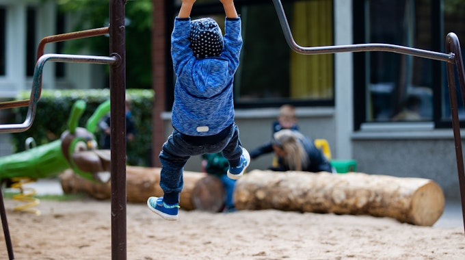 Ein Kind spielt auf dem Spielplatz einer Kindertagesstätte. (Symbolbild)