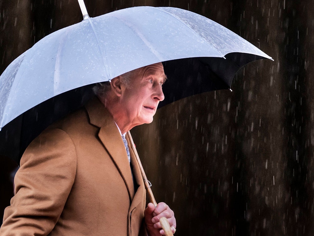 König Charles III. vor dem York Minster unter einem Regenschirm.