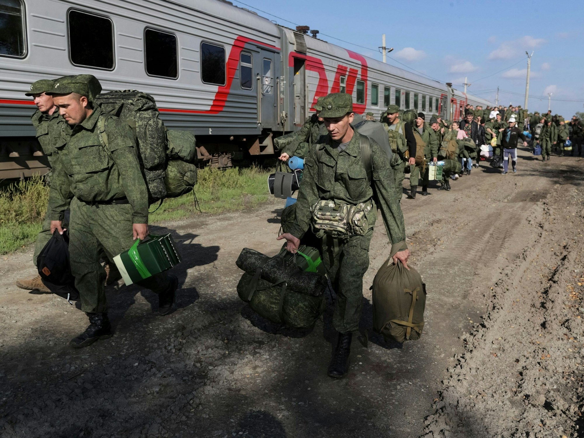 Hier waren sie noch auf dem Weg nach Cherson, nun die Kehrtwende: Russische Rekruten auf einem Bahnhof in der Region Wolgograd Ende September 2022.