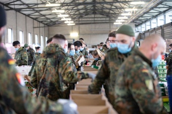 17.11.2021
Köln, NRW
Weihnachtspakete der Kölnischen Rundschau Altenhilfe 2021 werden von Soldaten in der Lüttich Kaserne gepackt.