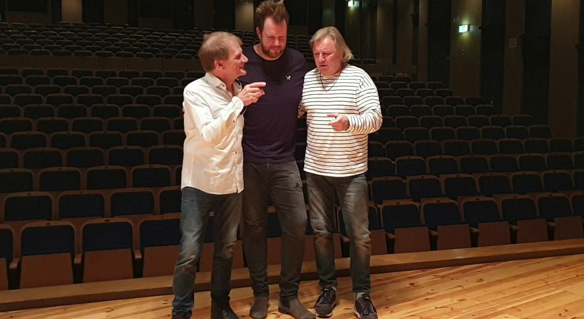 Drei Mitglieder der Gruppe Paveier stehen auf der Bühne im Euskirchener Stadttheater.