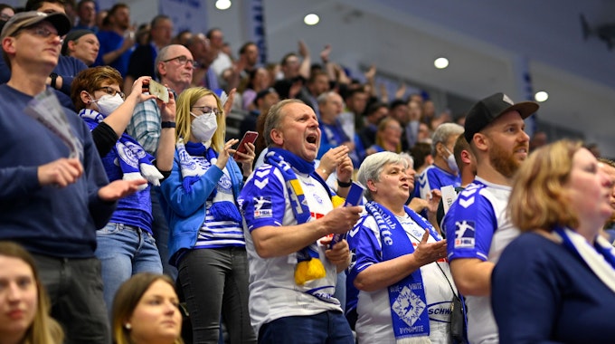 Zuschauern in der Schwalbe-Arena feiern in Trickots vom Vfl Gummersbach ihre Mannschaft an.