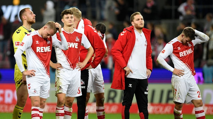 Die Profis des 1. FC Köln stehen nach dem 1:2 gegen Bayer Leverkusen enttäuscht auf dem Platz.