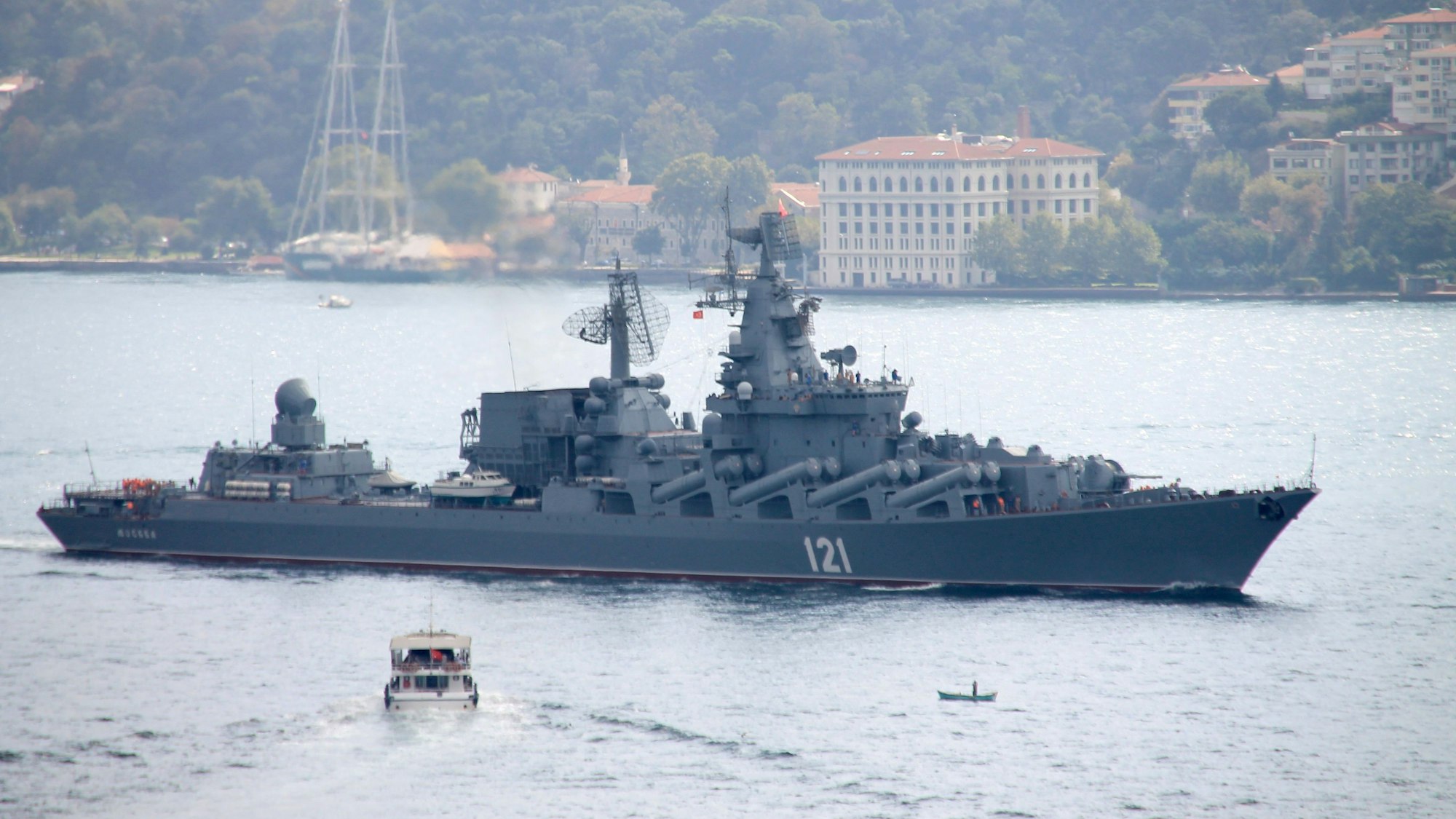 Der russische Lenkwaffenkreuzer „Moskwa“ fährt durch denBosporus ins Mittelmeer.