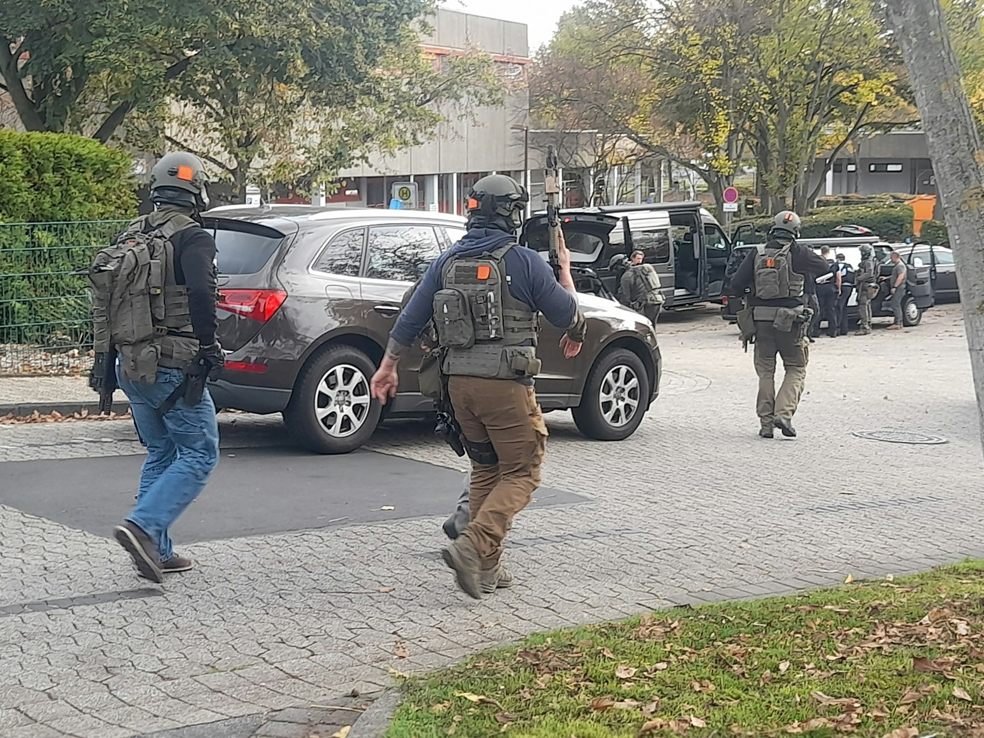 Einsatzkräfte postieren sich vor einer Schule in Siegburg bei Bonn.