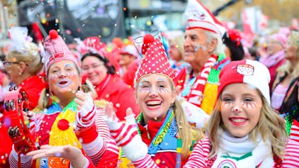Bunt verkleidete Menschen feiern auf dem Heumarkt den Start in die Karnevalssession.