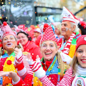 Bunt verkleidete Menschen feiern auf dem Heumarkt den Start in die Karnevalssession.