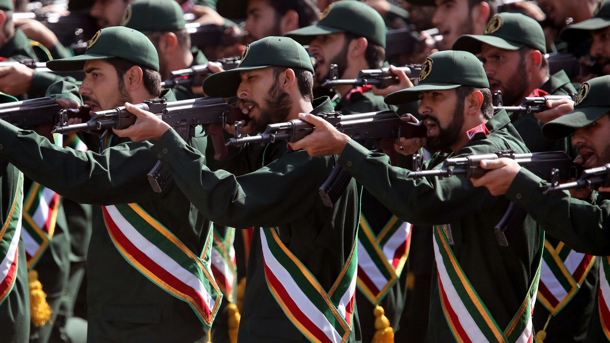Soldaten der Islamischen Revolutionsgarde halten bei einer Parade in Teheran ihre Gewehre am Anschlag.