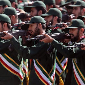 Soldaten der Islamischen Revolutionsgarde halten bei einer Parade in Teheran ihre Gewehre am Anschlag.&nbsp;