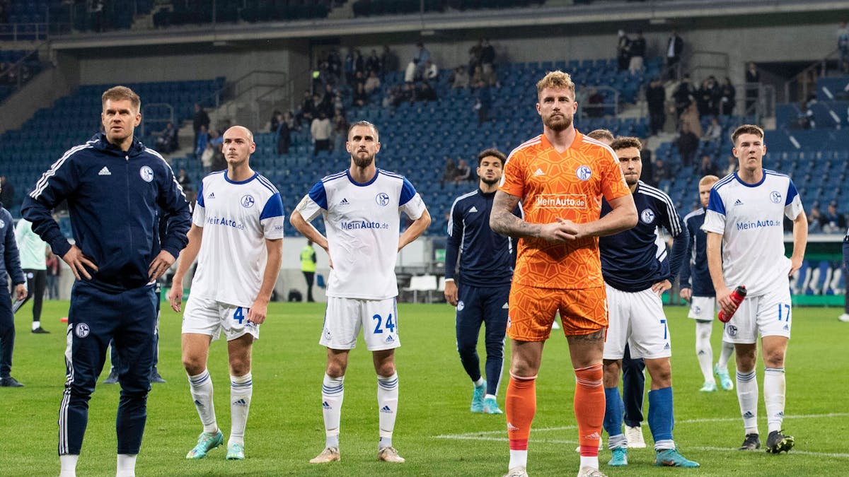 Die Schalke-Profis um Keeper Ralf Fährmann stehen nach dem Pokal-Aus in Hoffenheim vor der eigenen Fankurve