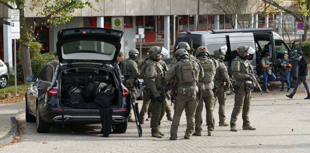 Spezialeinsatzkräfte der Polizei stehen während des Amokalarms an einem Fahrzeug.