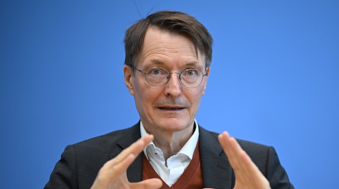 Bundesgesundheitsminister Karl Lauterbach (SPD) spricht am 26. Oktober 2022 in der Bundespressekonferenz.