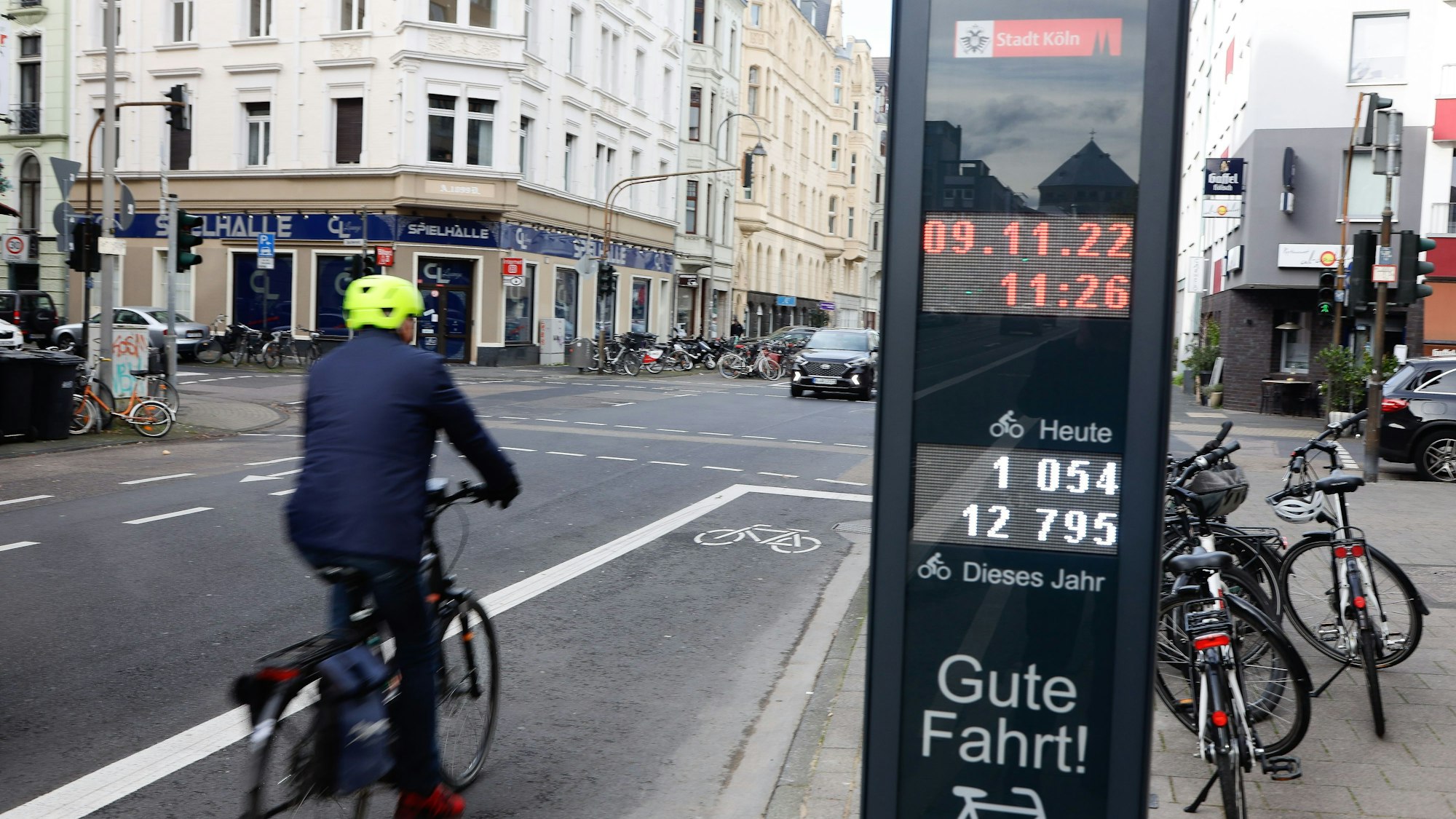 Ein Radfahrer fährt an dem neu installierten Barometer auf der Gladbacher Straße vorbei. Dirk Borm