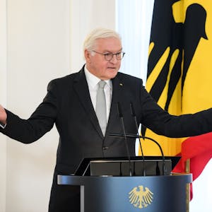 Bundespräsident Frank-Walter Steinmeier breitet bei seiner Eröffnungsrede der Tagung·„Wie erinnern wir den 9. November?“ die Arme aus.
