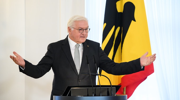 Bundespräsident Frank-Walter Steinmeier breitet bei seiner Eröffnungsrede der Tagung·„Wie erinnern wir den 9. November?“ die Arme aus.