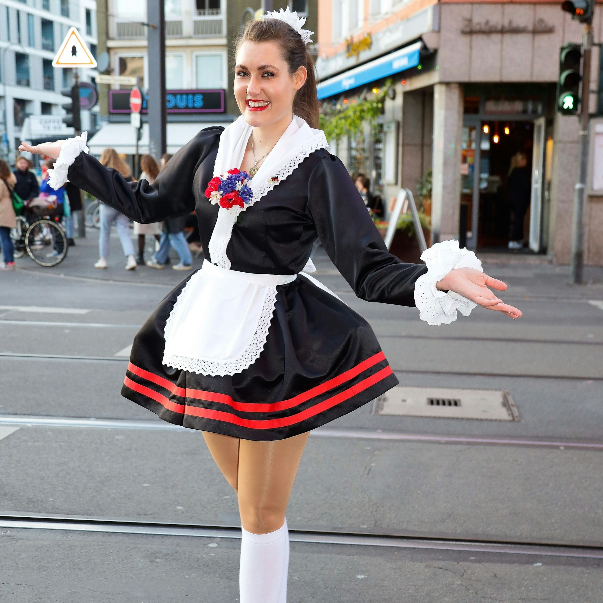 Lena Berger im Kostüm der Hellige Knäächte un Mägde, einer Tanzgruppe im Kölner Karneval. Fotografiert auf der Zülpicher Straße.