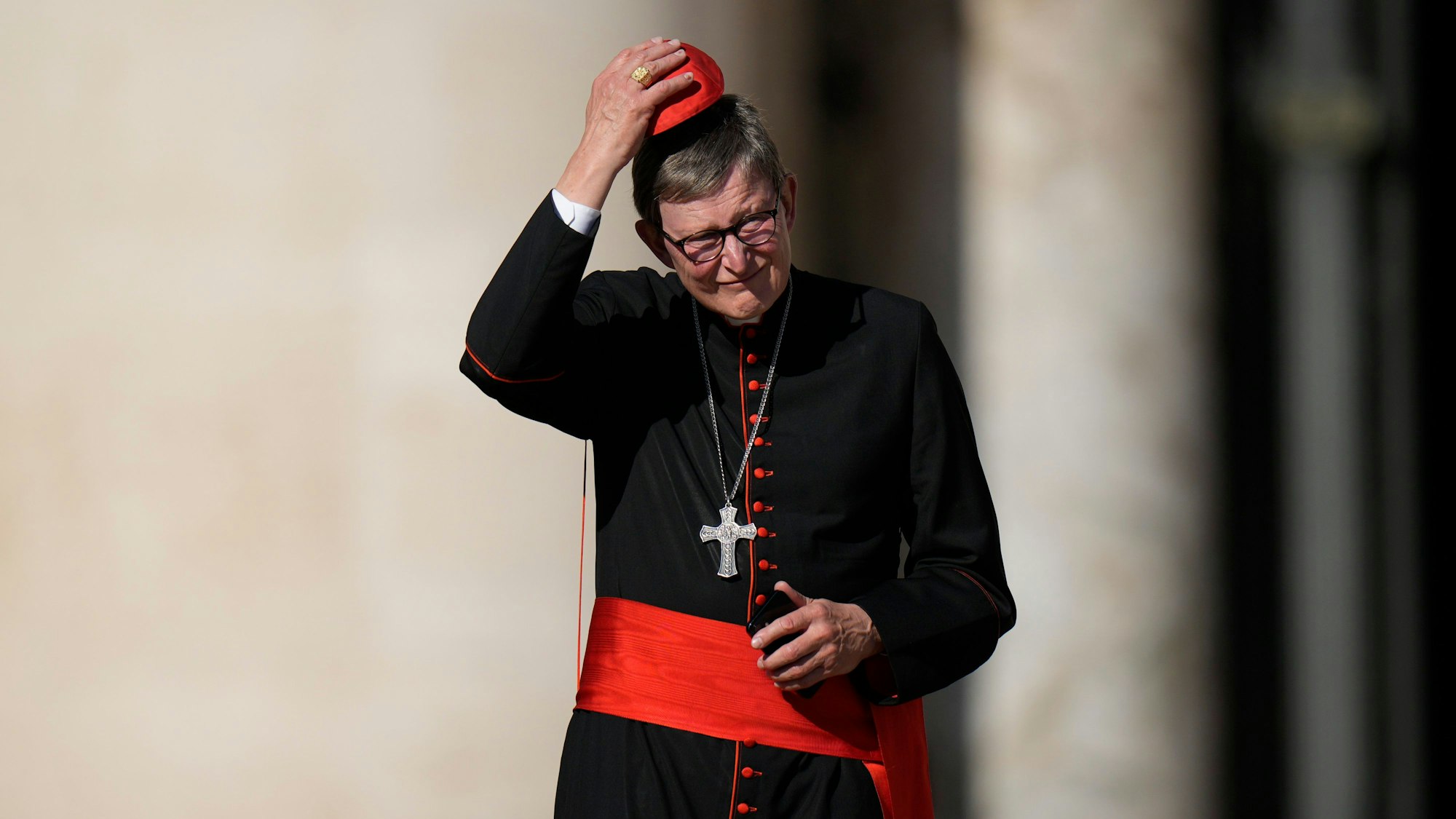 Kardinal Rainer Maria Woelki geht über einen Platz im Vatikan.