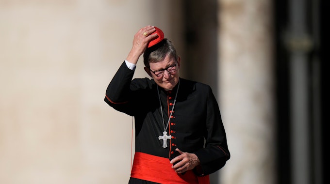 Kardinal Rainer Maria Woelki geht über einen Platz im Vatikan.