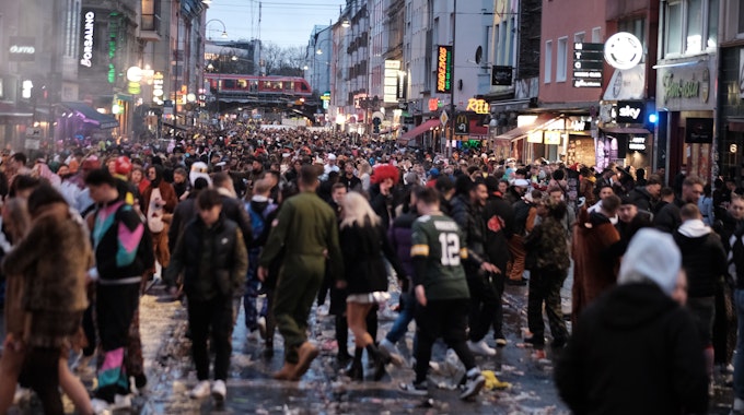 Eine Menschenmenge feiert auf der Zülpicher Straße in Köln Karneval.