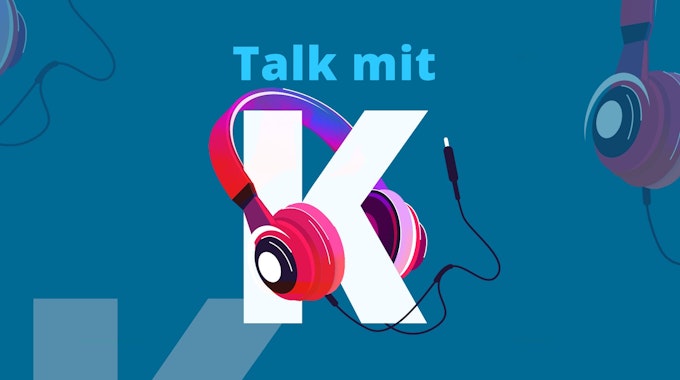 Das Logo des Podcasts „Talk mit K“: ein rot-blauer Kopfhörer schlingt sich um ein weißes K.