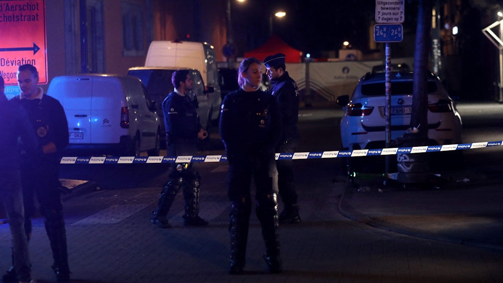 Polizei-Kräfte halten Wache am Tatort in Brüssel.