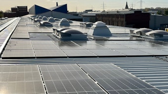 Ein Hallendach voller Solarmodule im Manforter Innovationspark. Der Kranbauer Depa setzt auf Photovoltaik.