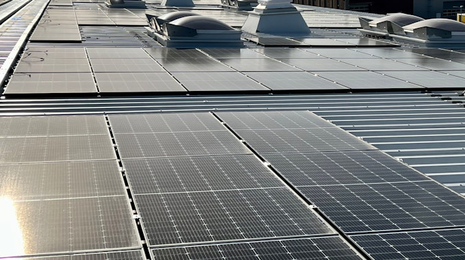 Ein Hallendach voller Solarmodule im Manforter Innovationspark. Der Kranbauer Depa setzt auf Photovoltaik.