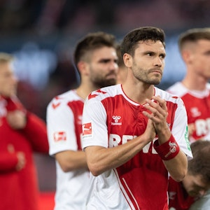 FC-Kapitän Jonas Hector guckt nach dem 1:2 gegen Bayer Leverkusen am 9. November 2022 enttäuscht.